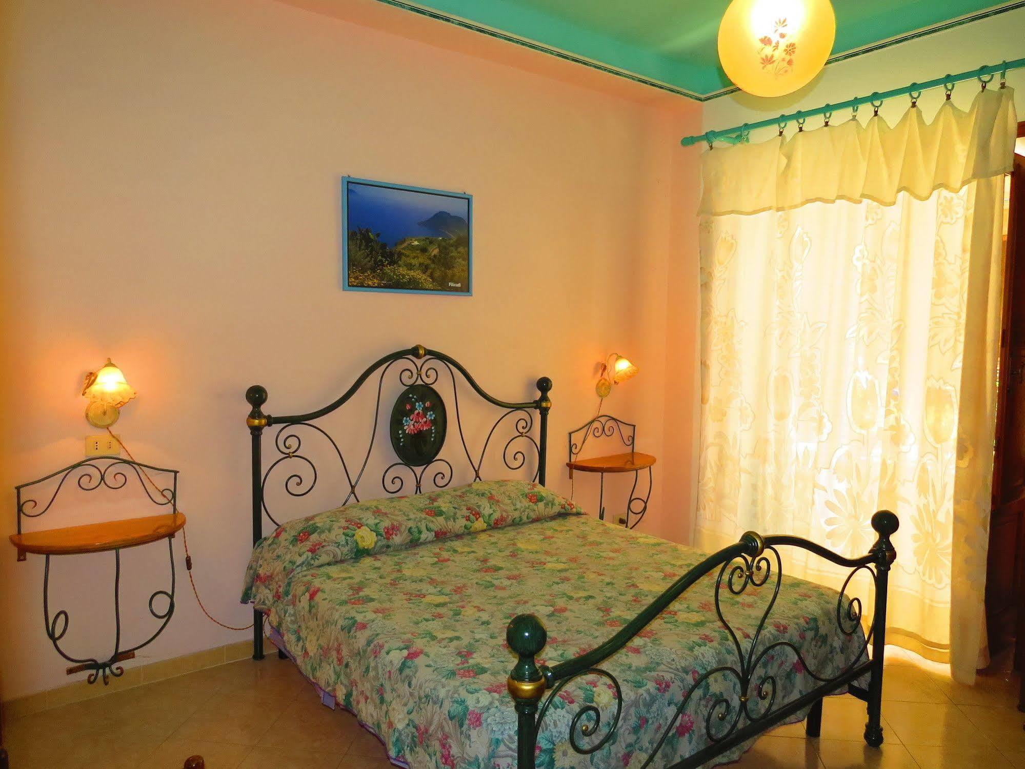 ליפארי Casa Vittorio B&B מראה חיצוני תמונה